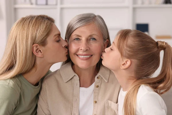 Három Generáció Boldog Nagymama Lánya Unokája Otthon — Stock Fotó