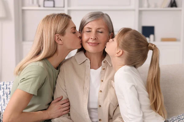 Tre Generationer Lycklig Mormor Hennes Dotter Och Barnbarn Hemma — Stockfoto
