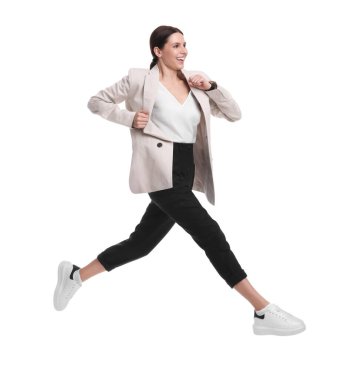 Beyaz arka planda atlayan takım elbiseli güzel iş kadını