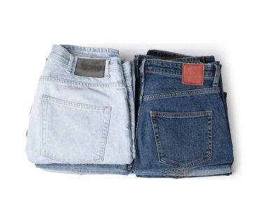 Üst görünümde izole edilmiş farklı katlanmış kot pantolon yığınları