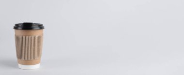 İçmek için. Beyaz arka planda kağıt kahve fincanı, mesaj için boşluk. Pankart tasarımı