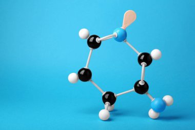 Açık mavi arkaplanda molekül yapısı, metin için boşluk. Kimyasal model