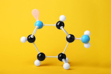 Sarı zemin üzerinde molekül yapısı. Kimyasal model