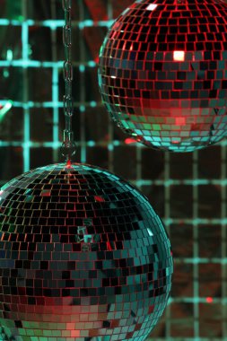 Renkli ışıklar altında folyo parti perdesine karşı parlak disko topları