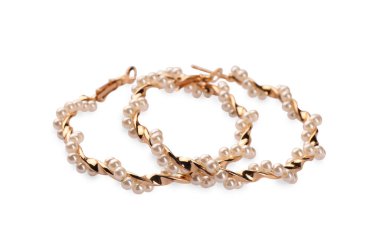 Beyaz üzerinde inciler olan zarif küpeler.