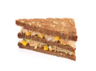 Ton balıklı lezzetli sandviç ve beyaz arka planda sebze.