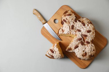 Lezzetli İtalyan Paskalya güvercini pastası (geleneksel Colomba di Pasqua) ve ışık masasında bıçak, üst manzara. Metin için boşluk