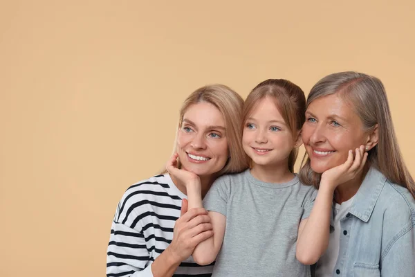 Three Generations Happy Grandmother Her Daughter Granddaughter Beige Background Space — Stock Photo, Image