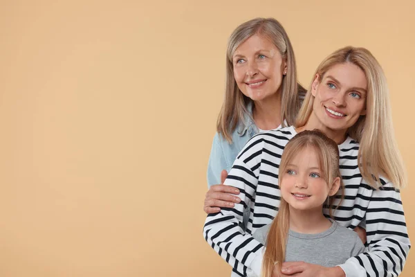Três Gerações Avó Feliz Sua Filha Neta Fundo Bege Espaço — Fotografia de Stock