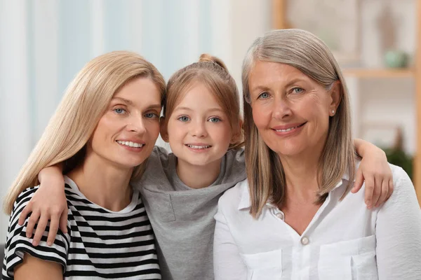Três Gerações Avó Feliz Sua Filha Neta Casa — Fotografia de Stock