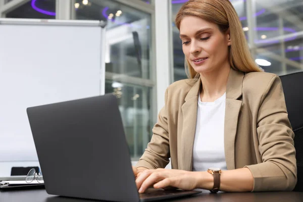 Mulher Trabalhando Laptop Mesa Preta Escritório — Fotografia de Stock