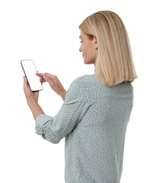 白い背景の空白のスクリーンが付いているスマートフォンを使用している女性 — ストック写真