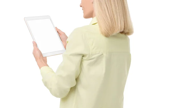 Kobieta Trzymająca Tabletkę Pustym Ekranem Białym Tle Zbliżenie Makieta Projektowania — Zdjęcie stockowe
