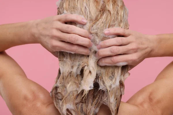 Frau Wäscht Haare Auf Rosa Hintergrund Rückseite — Stockfoto