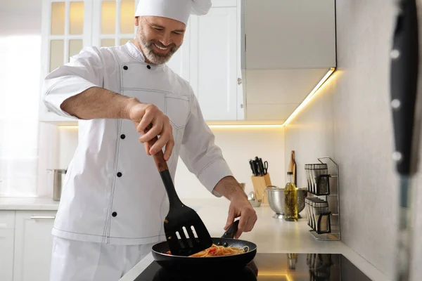 Chef Professionista Che Cucina Deliziosa Pasta Cucina — Foto Stock