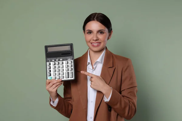 Glimlachende Accountant Met Calculator Groene Achtergrond — Stockfoto
