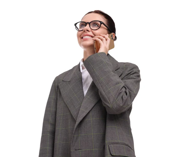 Schöne Geschäftsfrau Spricht Auf Smartphone Vor Weißem Hintergrund Blick Den — Stockfoto