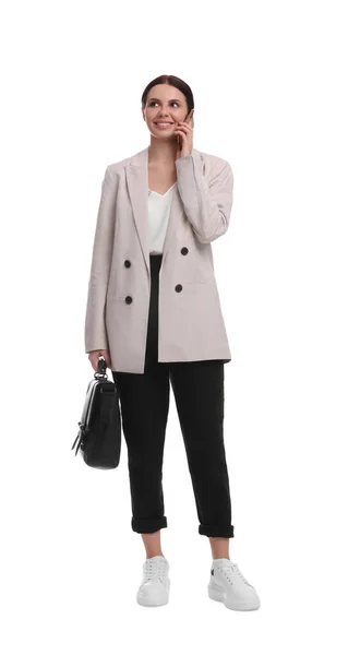Schöne Geschäftsfrau Anzug Mit Aktentasche Spricht Auf Smartphone Vor Weißem — Stockfoto