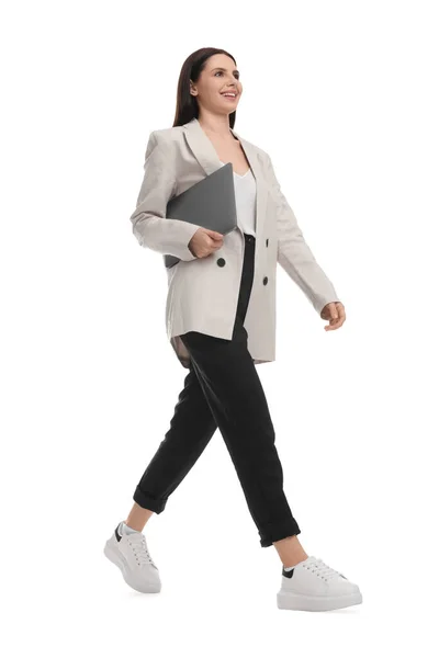 Όμορφη Επιχειρηματίας Κοστούμι Φορητό Υπολογιστή Περπάτημα Λευκό Φόντο — Φωτογραφία Αρχείου