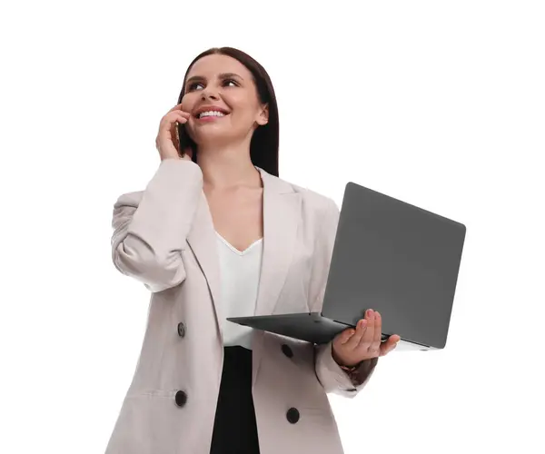 Mulher Negócios Bonita Terno Com Laptop Falando Smartphone Contra Fundo — Fotografia de Stock