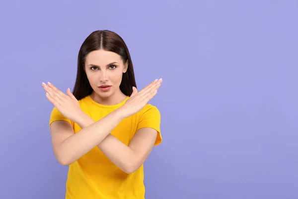 Stop Met Gebaren Vrouw Met Gekruiste Handen Violette Achtergrond Ruimte — Stockfoto