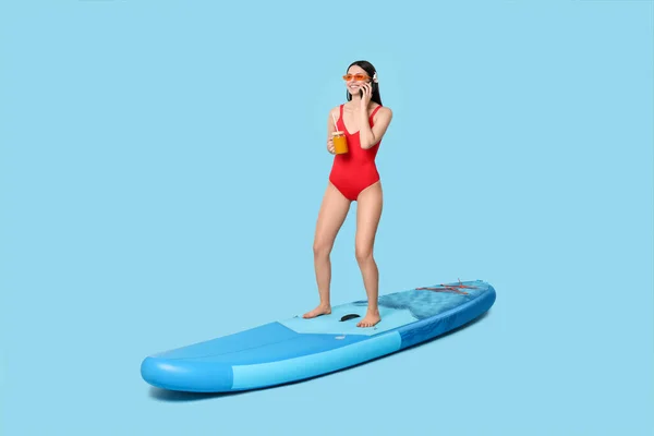 Happy Woman Refreshing Drink Talking Smartphone Sup Board Light Blue — Stock Photo, Image