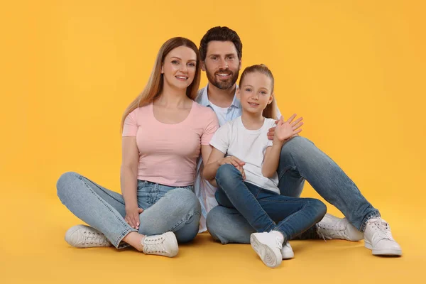 Porträtt Lycklig Familj Orange Bakgrund — Stockfoto