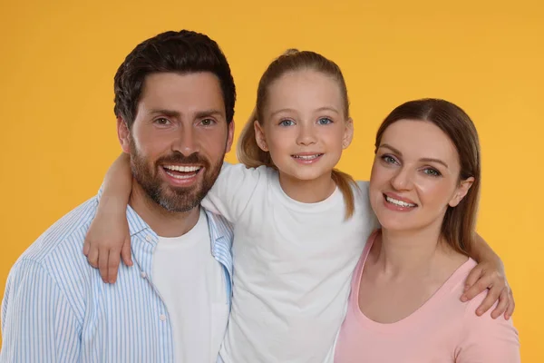Retrato Familia Feliz Sobre Fondo Naranja —  Fotos de Stock