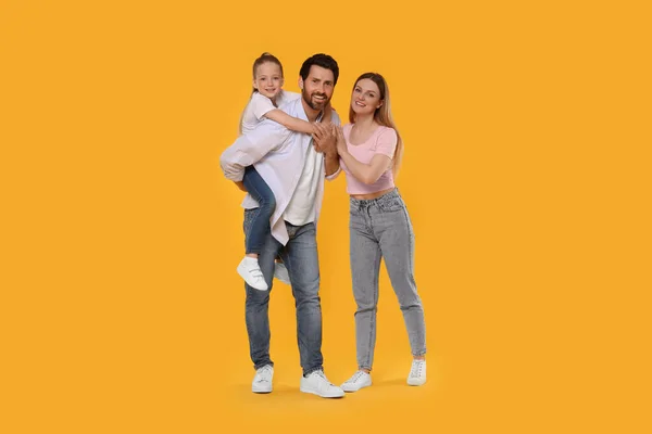 Πορτρέτο Της Ευτυχισμένης Οικογένειας Πορτοκαλί Φόντο — Φωτογραφία Αρχείου