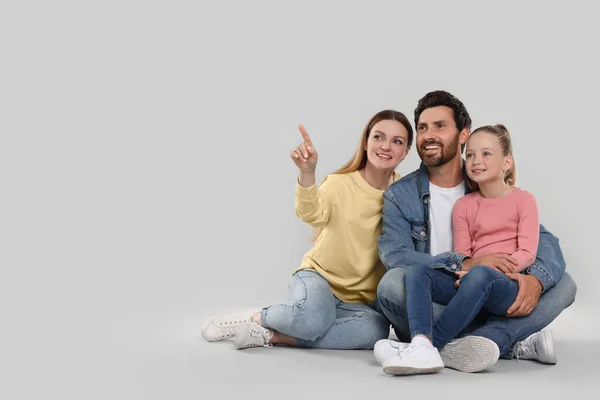 明るい灰色の背景に幸せな家族 テキストのためのスペース — ストック写真