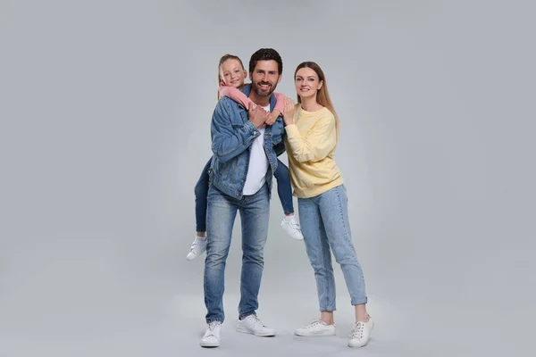 Porträtt Lycklig Familj Ljusgrå Bakgrund — Stockfoto