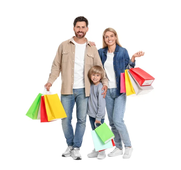 家庭购物 快乐的父母和儿子 有许多色彩斑斓的白色背景的袋子 — 图库照片