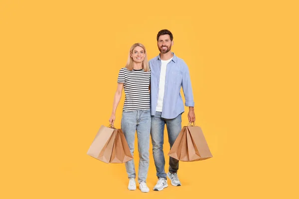 Shopping Famille Couple Heureux Avec Des Sacs Papier Sur Fond — Photo