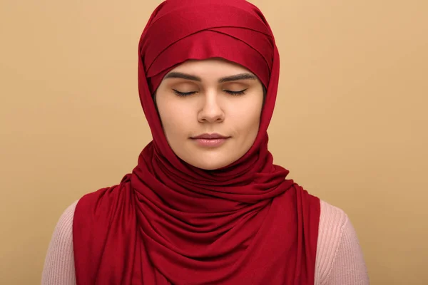 Porträt Einer Muslimin Hijab Auf Beigem Hintergrund — Stockfoto