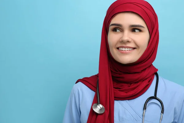Mujer Musulmana Con Hijab Uniforme Médico Con Estetoscopio Sobre Fondo — Foto de Stock