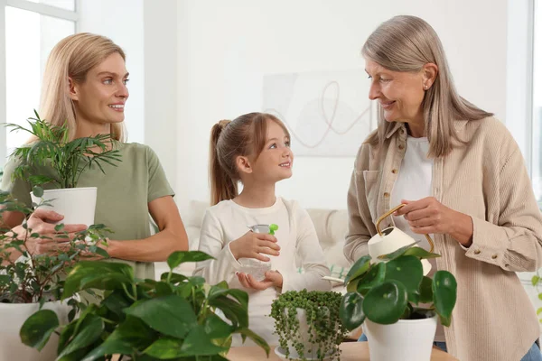 Tre Generationer Lycklig Mormor Hennes Dotter Och Barnbarn Vattna Krukväxter — Stockfoto