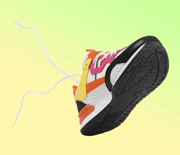 Renk Eğiminde Havada Şık Bir Spor Ayakkabı — Stok fotoğraf