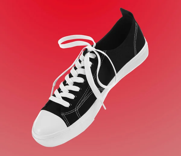 Een Stijlvolle Sneaker Lucht Rode Achtergrond — Stockfoto