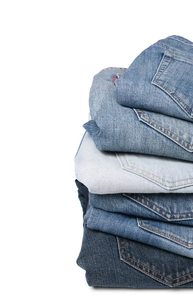 ホワイトで隔離された異なる折り畳まれたジーンズのスタック — ストック写真