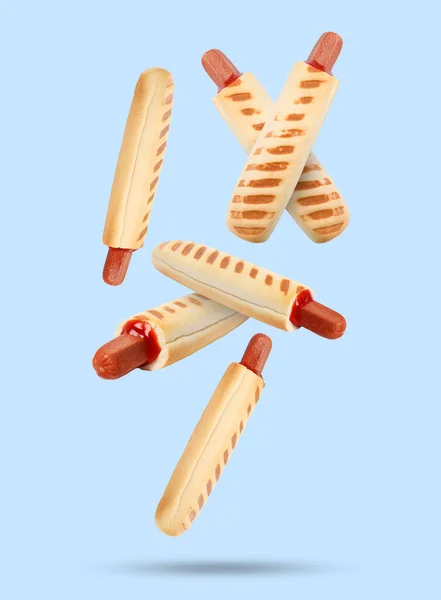 Deliciosos Hot Dogs Franceses Con Bollos Parrilla Que Caen Sobre —  Fotos de Stock