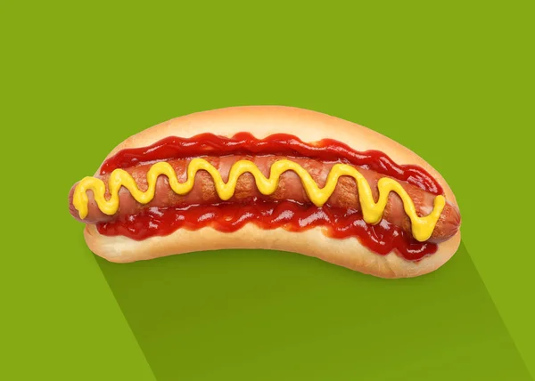 Delicioso Hot Dog Con Ketchup Mostaza Sobre Fondo Verde —  Fotos de Stock
