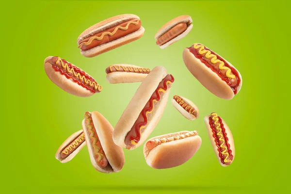 Viele Leckere Hotdogs Auf Grünem Hintergrund — Stockfoto