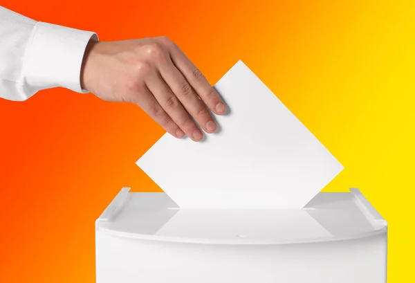 Mann Legt Seine Stimme Wahlurne Auf Farbigem Hintergrund Nahaufnahme — Stockfoto
