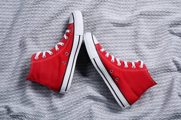 Para Nowych Stylowych Czerwonych Adidasów Jasnoszare Tkaniny Płaskie — Zdjęcie stockowe