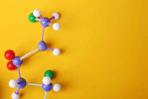 Struktura Molekuly Žlutém Pozadí Horní Pohled Prostor Pro Text Chemický — Stock fotografie