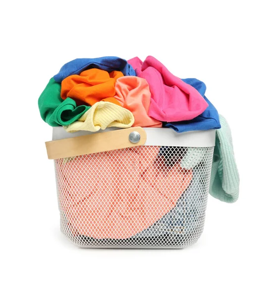 Çamaşır Sepetinin Beyaza Izole Edilmiş Temiz Renkli Giysileri Var — Stok fotoğraf