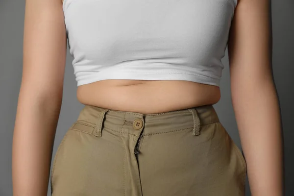 Mujer Con Sobrepeso Pantalones Ajustados Sobre Fondo Gris Primer Plano —  Fotos de Stock