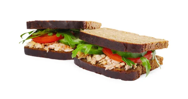 Leckere Sandwiches Mit Thunfisch Und Gemüse Auf Weißem Hintergrund — Stockfoto