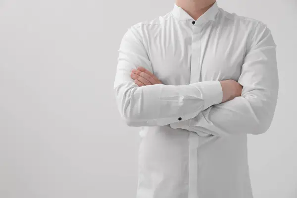 Hombre Con Camisa Clásica Sobre Fondo Blanco Primer Plano —  Fotos de Stock