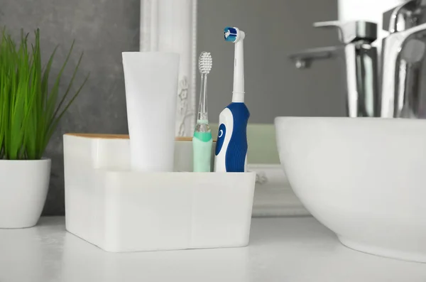 Electric Toothbrushes Tube Paste Vessel Sink Countertop Bathroom Closeup — Stock Photo, Image